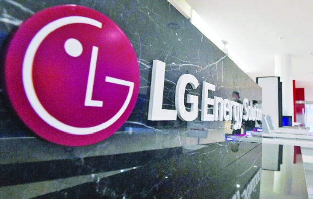 LG엔솔, 미국 투자계획 재검토 소식에 40만원 깨졌다