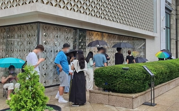 여기 무슨 관광지인가요?…외국인도 놀란 샤넬 오픈런 [이미경의 인사이트]