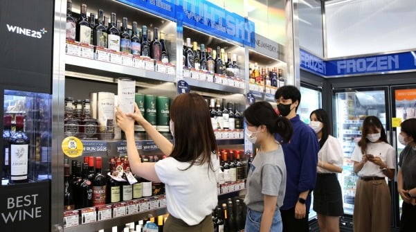편의점 들어오는 족족 완판…오픈런 벌어진 제품 뭐길래 [박종관의 유통관통]