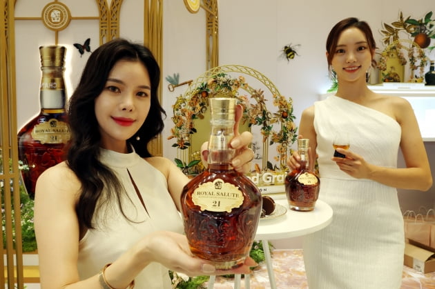 [포토] 로얄살루트 21년 블렌디드 그레인 출시 기념 팝업 스토어