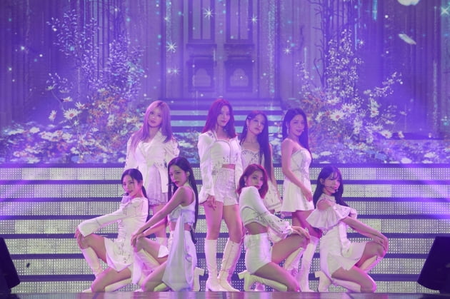 프로미스나인 첫 단독 콘서트의 완성은 플로버…팬과 환상의 2시간 듀엣 [종합]