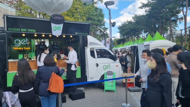 스타벅스 한정판 머그컵에 200명 줄…커피 놀이터가 된 잠실 [2022청춘커피페스티벌]