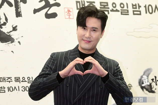 [포토] 신성, 멋지게 하트~