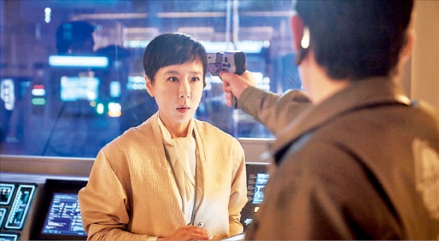 [영화 리뷰] 넷플릭스 정이, 강수연의 SF 유작…시작은 창대했으나 뒷심은 미약