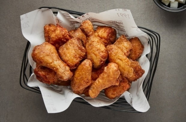 교촌치킨 1년여 만에 가격 인상…치킨 한마리=3만원 시대 눈앞