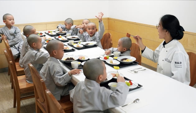 스님이 스테이크를?…신세계가 고기 들고 조계사 간 까닭 [하수정의 티타임]