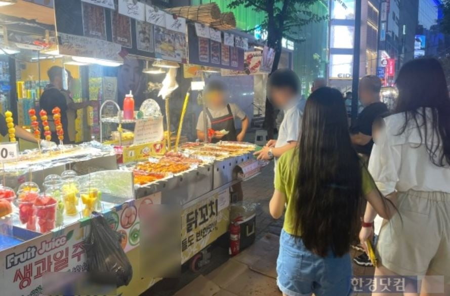 명동 노점 왜이리 비싸 바가지 논란…결국 가격 내렸다는데 [현장+]