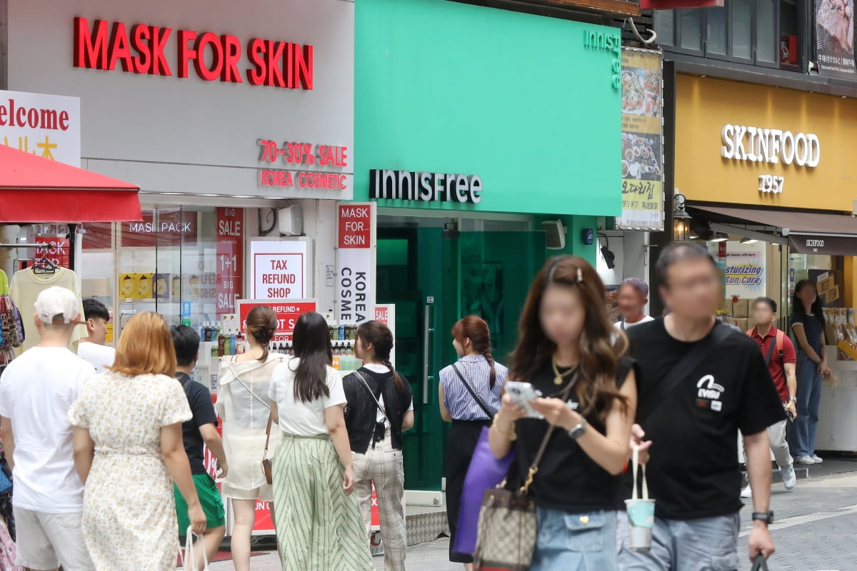 中국경절 맞아 유커 온다…기대감 속 화장품주 들썩