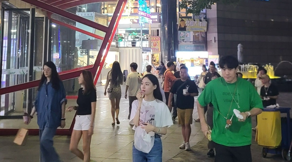 한글 간판 아래서 인증샷…요즘 중국인들 핫플로 뜨는 곳 [박동휘의 컨슈머 리포트]