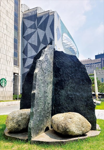 이게 이우환 작품이었다니…40년간 프레스센터 앞에 있는 돌의 정체 [이선아의 걷다가 예술]