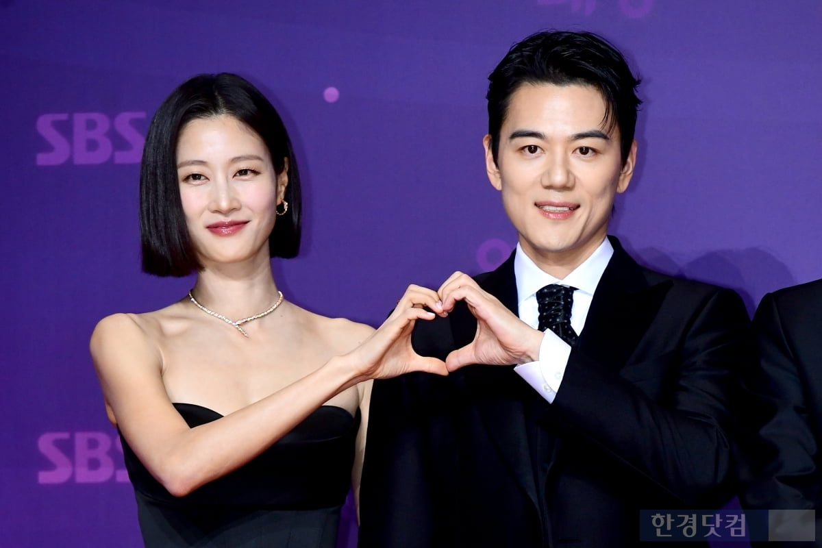 [포토] 홍성기-이현이 부부, 멋지게 하트~ (2023 SBS 연예대상)