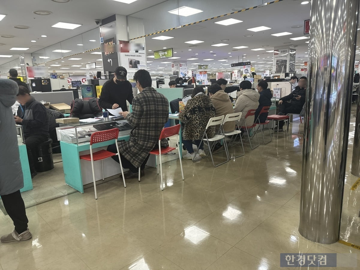 115만원 갤S24, 65만원에 산다…휴대폰 성지 가보니 [현장+]