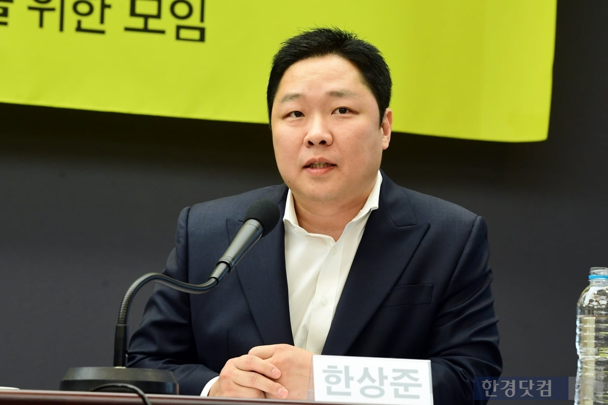 [포토] 유명인 사칭 온라인 피싱범죄 기자회견에서 발언하는 한상준 변호사