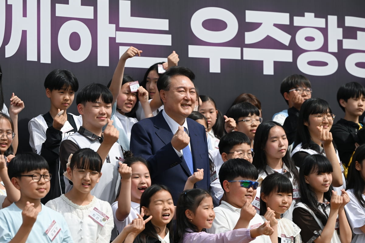 윤 대통령 2032년 달 착륙…우주항공주 일제히 상승