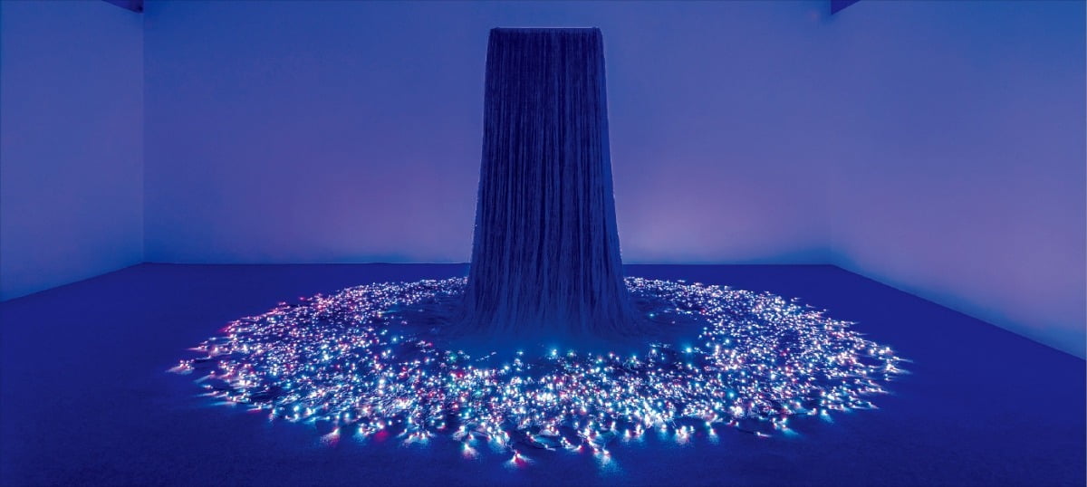 인생무상 비추는 6000개의 LED
