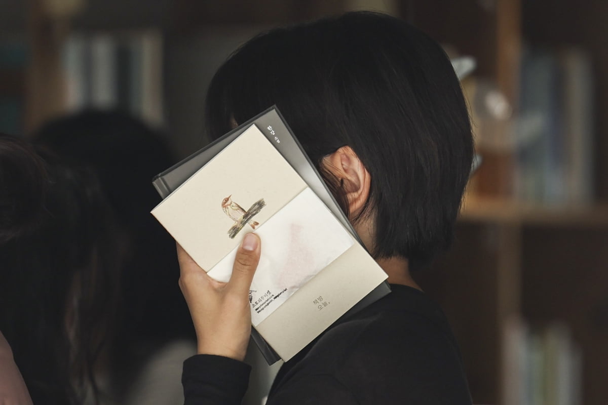 [포토] 한강 작가 노벨문학상 소식에 분주해진 서점