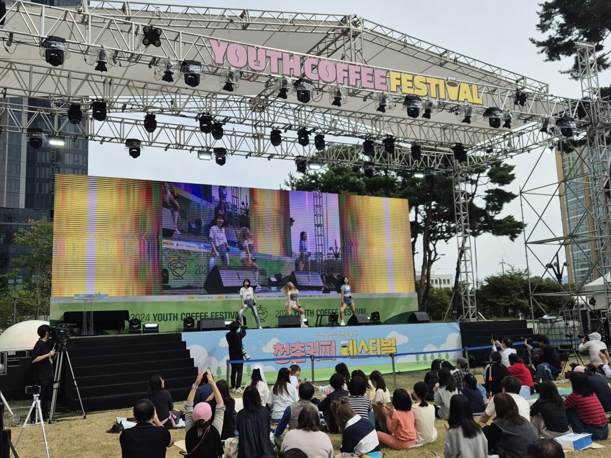 페스티벌에 빠질 수 없는 춤과 노래...잔디광장에 환호성 쏟아졌다 [2024 청춘, 커피 페스티벌]