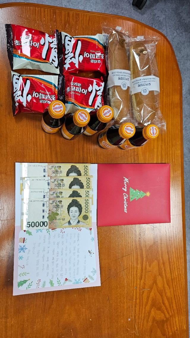 감사해요…경찰서 앞 꼬마 산타가 놓고 간 특별한 선물
