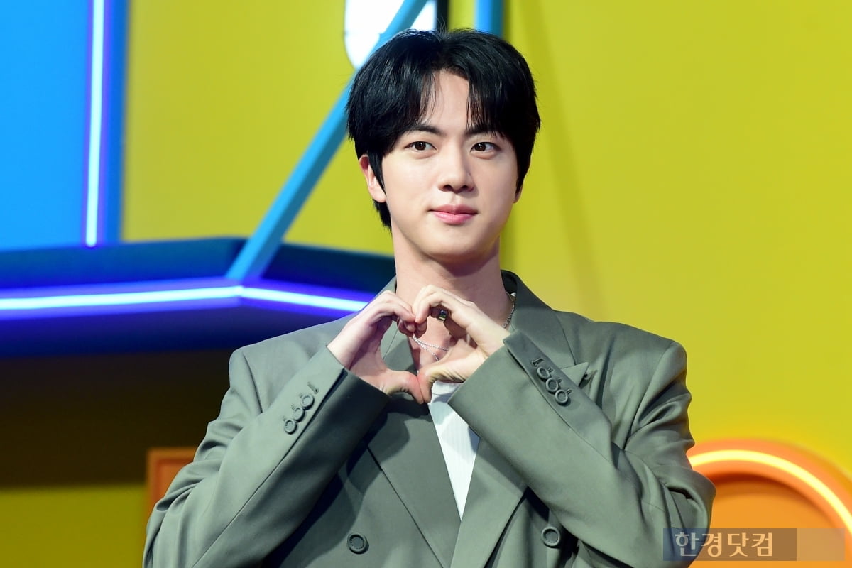 [포토] BTS 진, 멋지고 엉뚱한 매력에 아미 심쿵