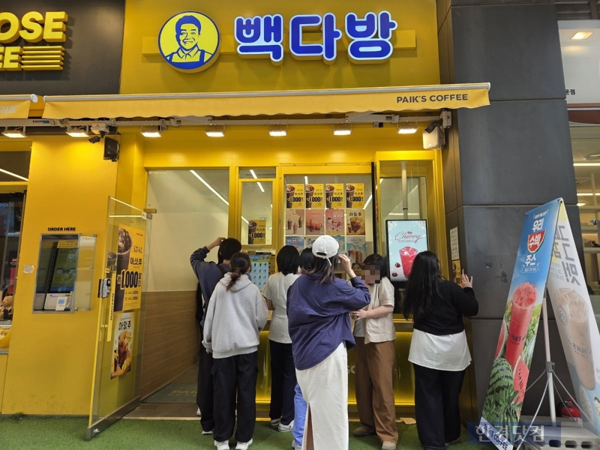 메가·컴포즈 다닥다닥 붙어있는데…빽다방에만 직장인 몰렸다 [현장+]