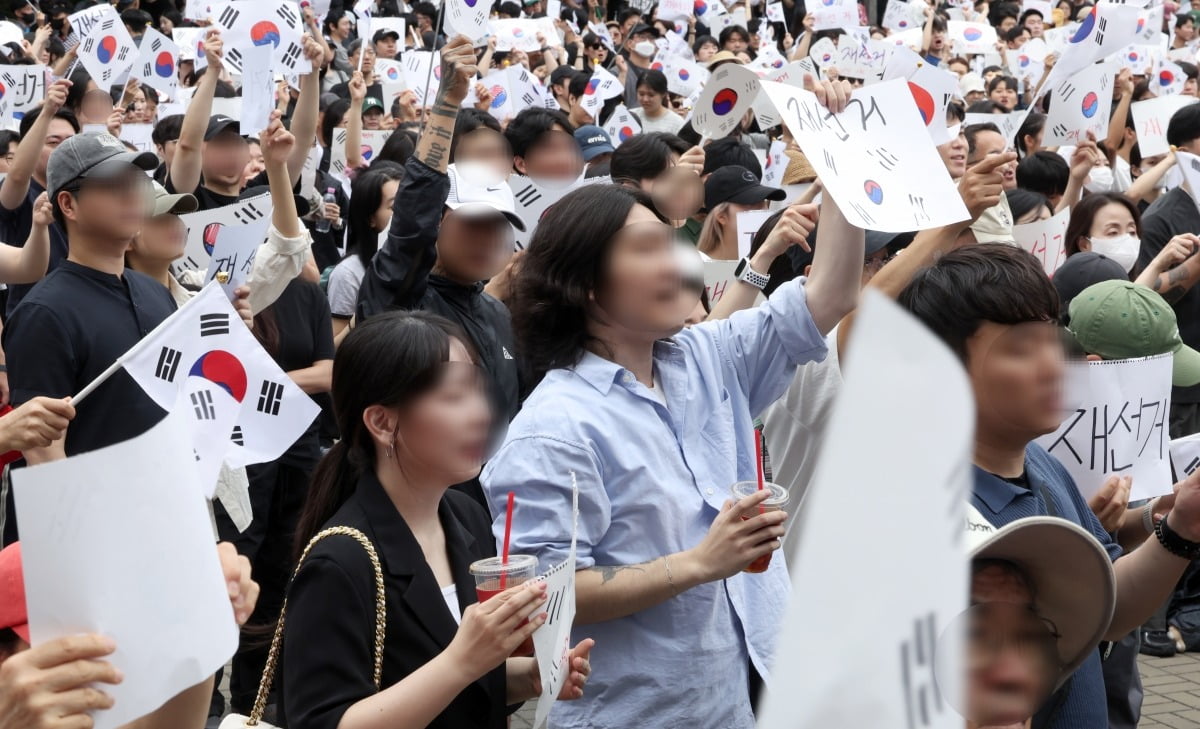 "태극기만 흔들어달라"…잠실개표소 시위 '2030' 몰렸다