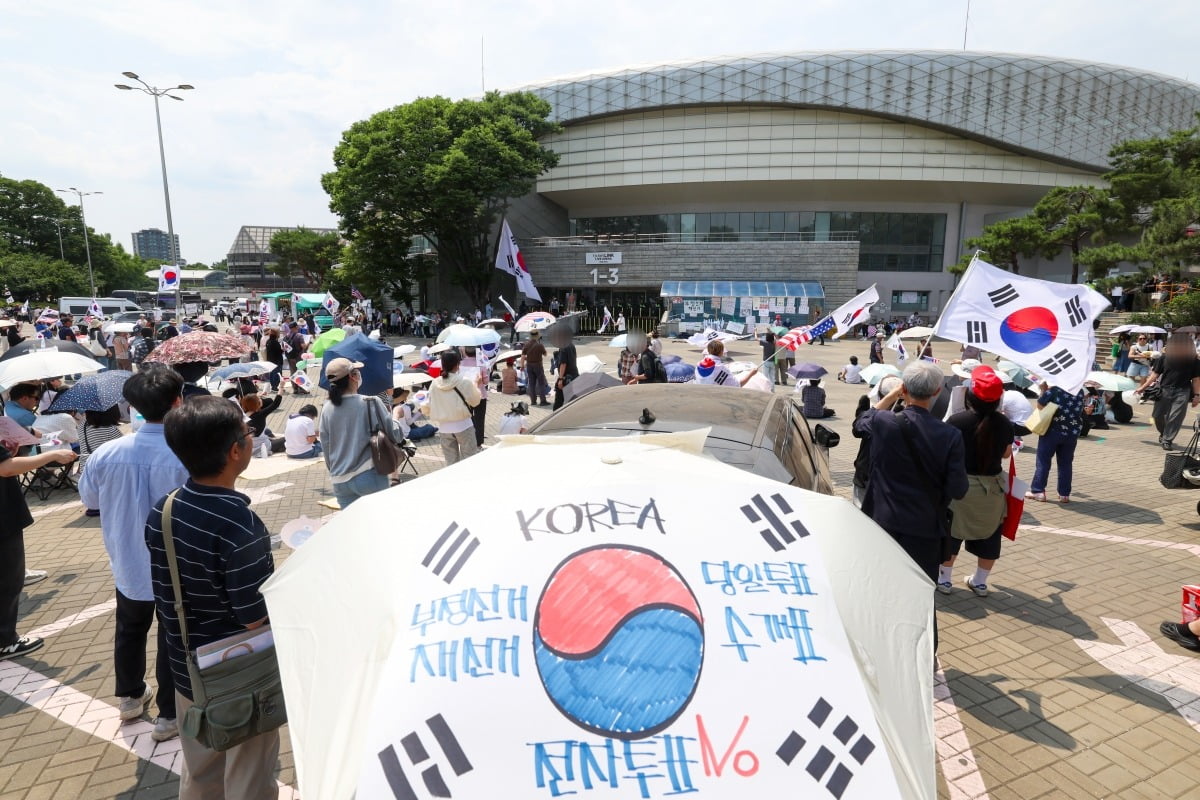 잠실시위대, 시민 가방 수색…경찰 "불법행위"