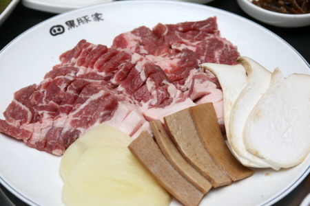 제주 흑돼지 맛집을 찾는다면 ‘흑돈가’ 분당수지 직영점으로