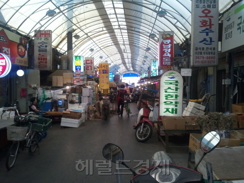 “대목요? 말도 마시오…간혹 찾아오는 손님은 있지만…”