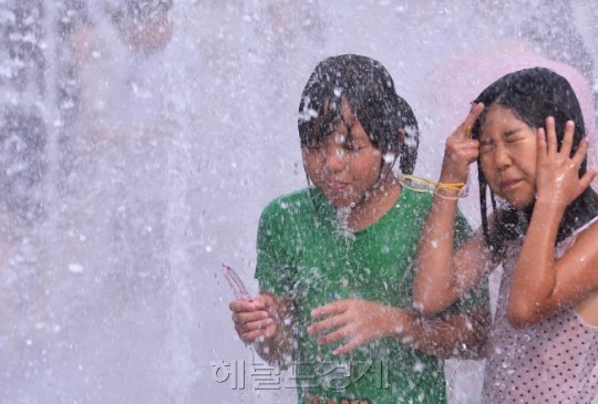 <포토뉴스> 옷이야 젖든지 말든지…