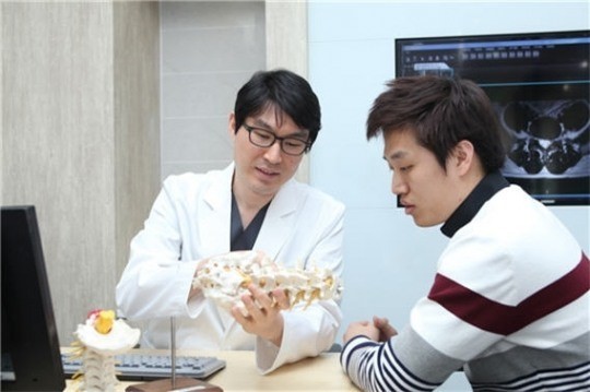 [척추관절 달려라병원] 노화로 인한 척추관협착증, 풍선확장술로 빠르고 간편하게 치료하자!