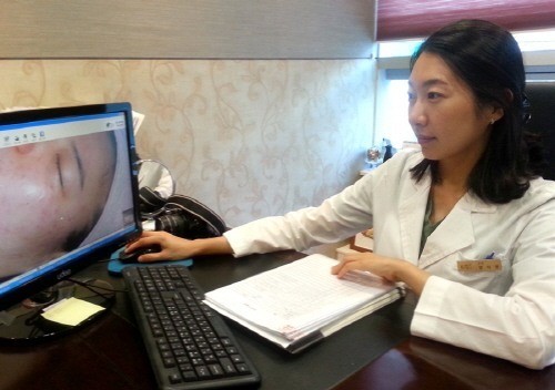 갑자기 피부가 간지럽고, 붉은 점같은 것이 올라온다면 편평사마귀일 수도 있어