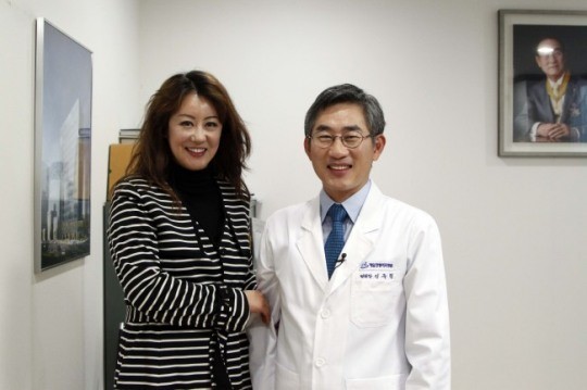 척추명의 신규철 박사, 배우 이햐얀 허리디스크 치료