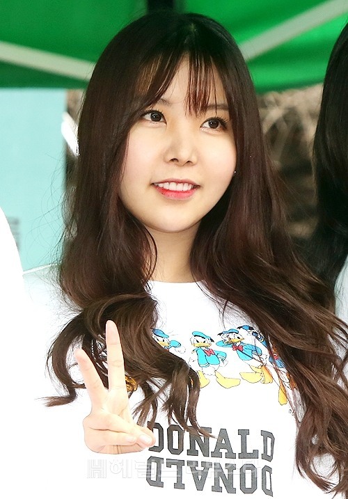 [포토]레이나, 깜찍한 미소로 고대 남학생 심장저격