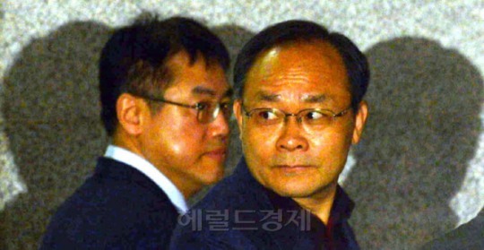 [포토]뒤가 궁금한 성완종 경남기업회장