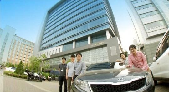 [두뇌산업 리포트]IT와 車의 만남…차안서 스마트기기 편안하게