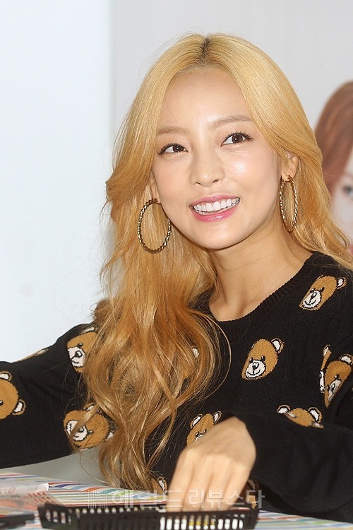 [포토] 카라 구하라, 팬들 바라보는 장난끼 가득한 눈빛