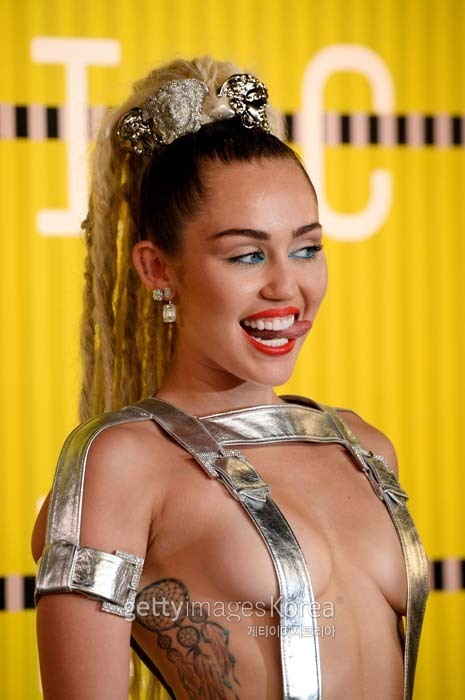 마일리 사이러스(Miley Cyrus)  섹시~ 엽기~ 의상으로 시선 강탈