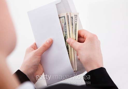 근로자 평균월급 264만원…“연봉 100억 이상도 포함돼 실제론 더 적다”
