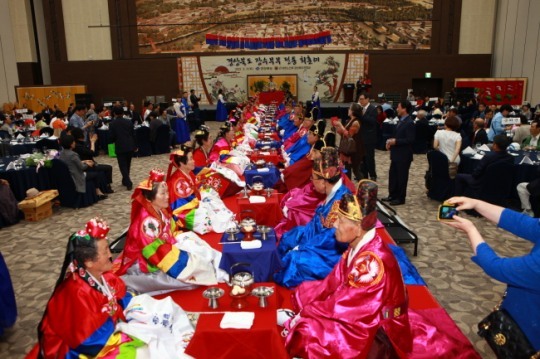 경북도, 경주서 부부 17쌍 전통 ‘회혼례’ 치러