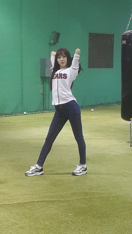운동화 신어도 굴욕 없는 각선미 시구 나선 여자친구 유주의 운동화는?