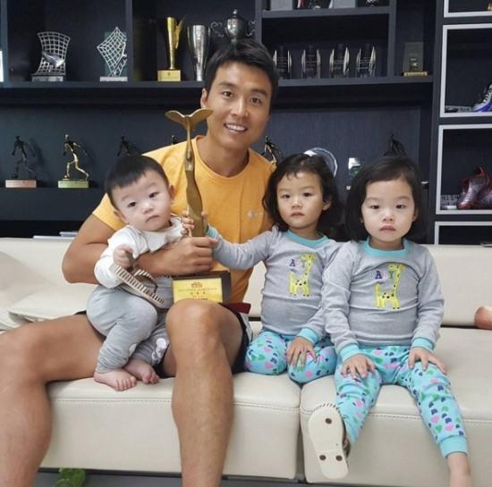 슈퍼맨이 돌아왔다 이동국, 연예대상 트로피 인증샷 공개 살다 보니 이런 상을 