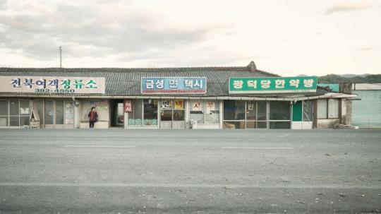 “평범한 길 위 배경이 깊은 찰나의 의미로” 배지환 작가, 길 위에 서다전 개최