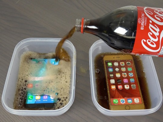 갤럭시S7 VS 아이폰6S, 콜라 붓고 얼리면… 승자는?