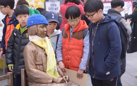 일본대사관 수요집회 할머니 소녀상 초등학교 학생들도 함께