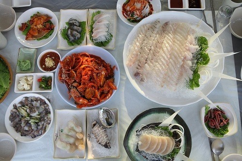 바닷가 전경을 누리며 신선한 회를 맛 보는 오천항 명품횟집