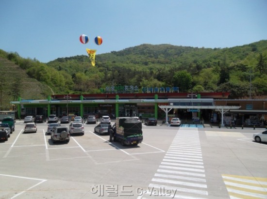 고속도로에서 캠핑을 즐긴다?…싱그런 녹차향 가득한 ‘보성휴게소’ 그곳에 가면