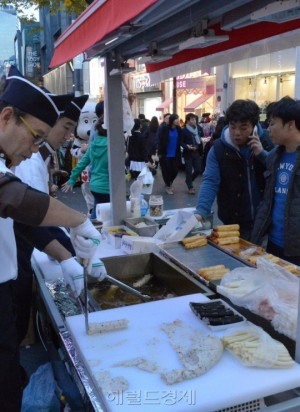 서울 명동 ‘기업형 노점’ 퇴출된다…노점실명제 27일 시행