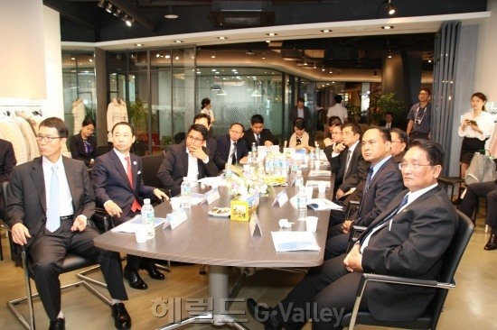 [포토] 딴민 미얀마 상무부 장관, G밸리 內 기업 (주)케이엘림뉴스타 시찰