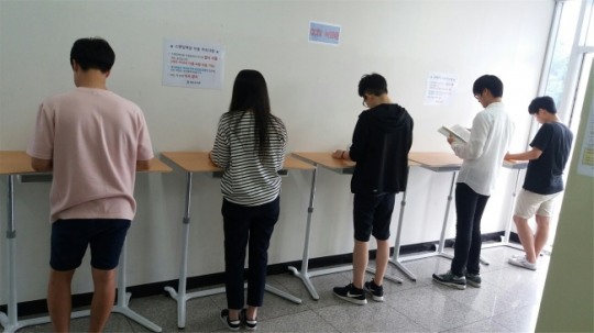 의왕시 내손도서관 스탠딩 책상 ‘인기 만점’
