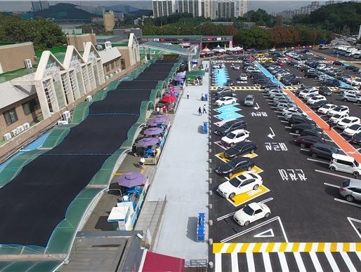 고속도로 휴게소 광장의 혁신…주차편의ㆍ보행자 안전 한번에